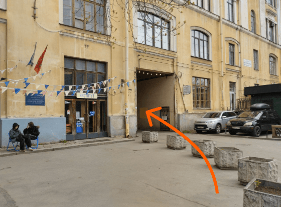 Четырехэтажное желтое здание