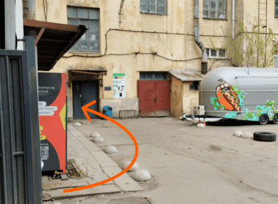 Пройти через арку. Сразу за аркой — слева в углу подъезд «Зеленая лестница»